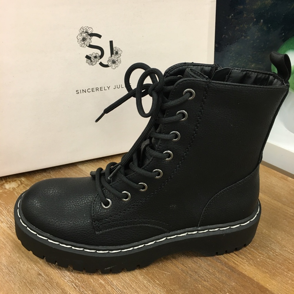 🖤Back in🖤Sincerely Jules Black Combat Boots 🖤🖤